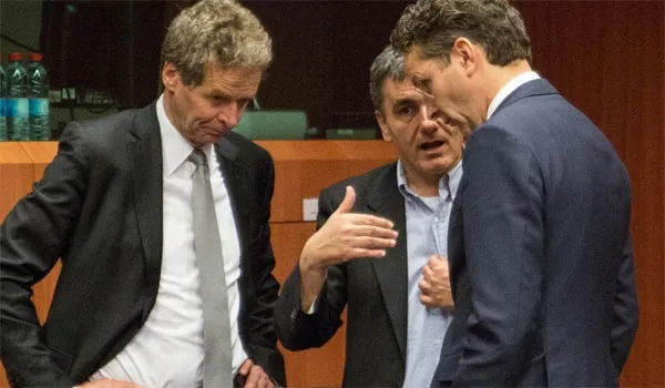 Τα τρία σχέδια για το πώς θα επιβληθούν οι περικοπές σε συντάξεις και αφορολόγητο