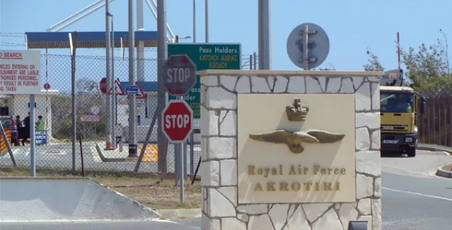 Ο Κοτζιάς ασκεί πιέσεις στο Λονδίνο για το Κυπριακό “παζαρεύοντας” τις βρετανικές βάσεις στο νησί