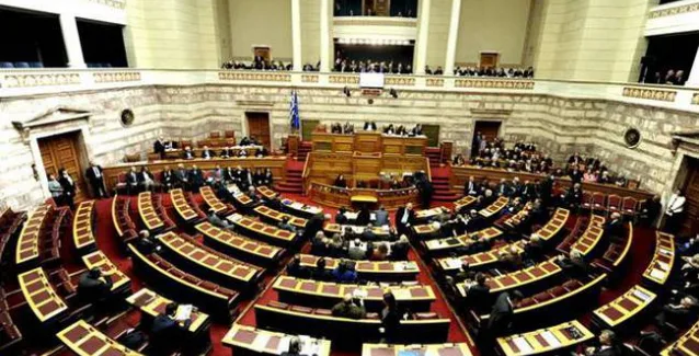 Παρά τις υποσχέσεις αυξήθηκαν οι μετακλητοί υπάλληλοι της Βουλής