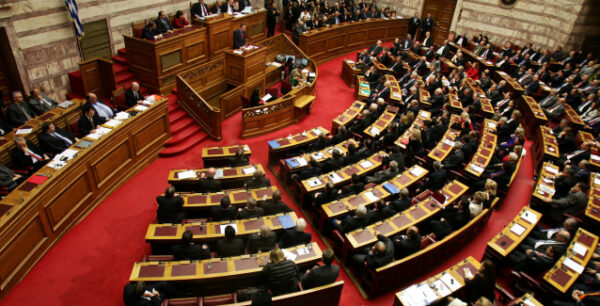 Βουλή: Ερώτηση για τις άδειες και επιδόματα ανεργίας αναπληρωτών