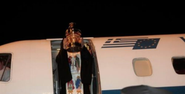 Το ΥΠΕΞ “αδειάζει” Μπαλαούρα για το Άγιο Φως