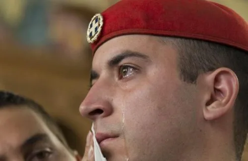 H ιστορία πίσω από τον δακρυσμένο Εύζωνα