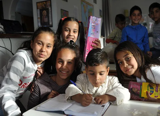 Τα ελληνόπουλα υποδέχονται τους πρόσφυγες συμμαθητές τους