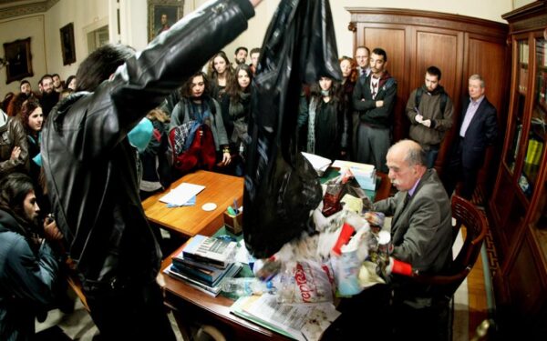 Οι πανεπιστημιακοί συσπειρώνονται κατά της βίας