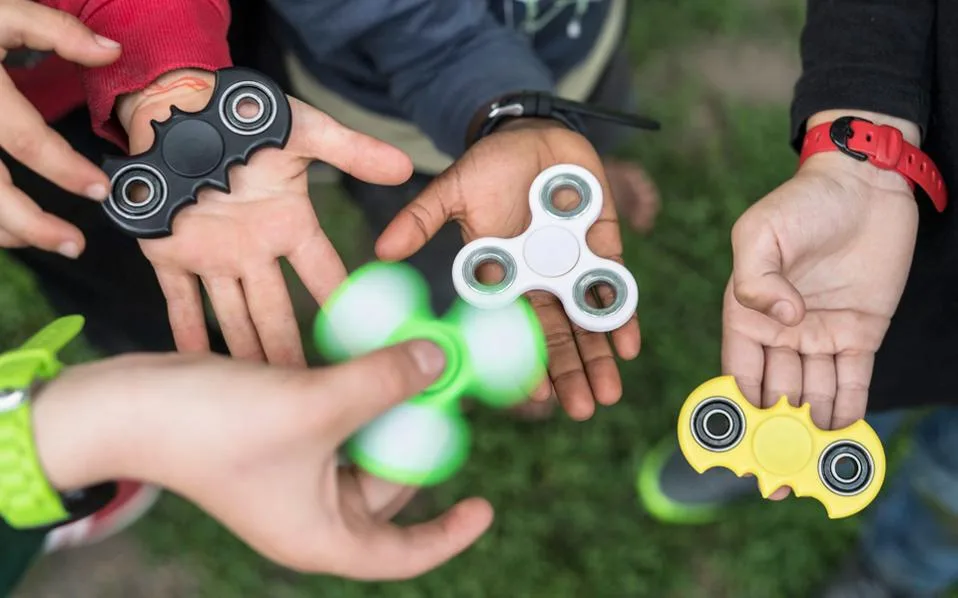 Fidget Spinner: Το σβουράκι που έγινε προέκταση του χεριού