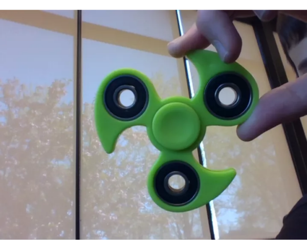 Fidget Spinner: Το εθιστικό παιχνίδι άρχισε να απαγορεύεται σε σχολεία