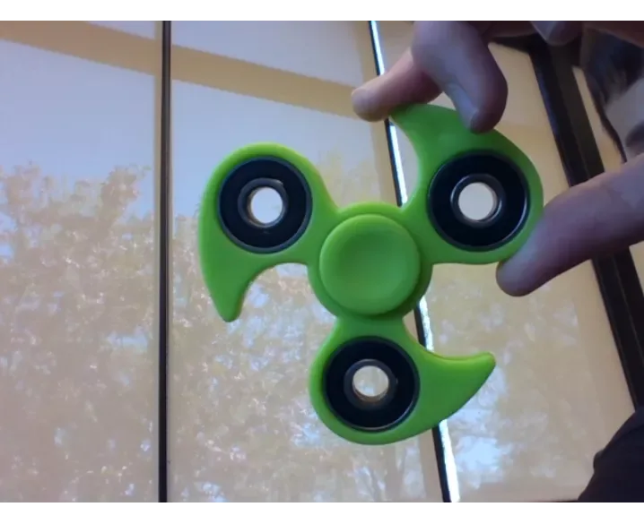 Fidget Spinner: Το εθιστικό παιχνίδι άρχισε να απαγορεύεται σε σχολεία