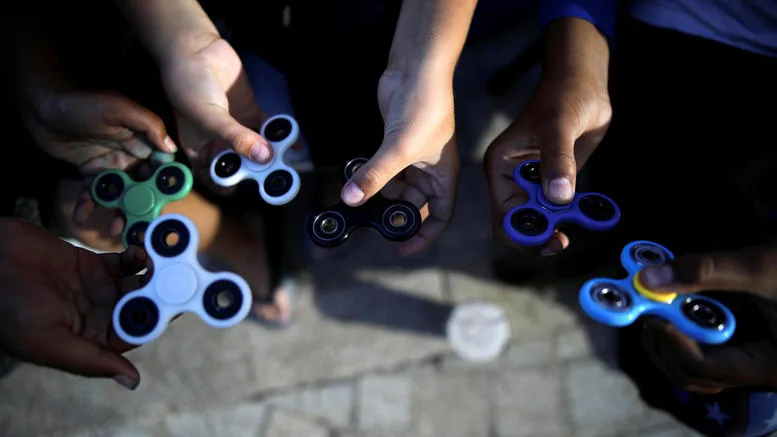 Γιατί απαγόρευσαν το spinner σε σχολεία και κολέγια;