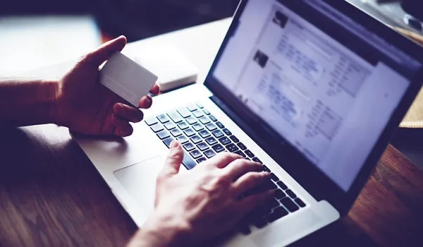 Βρετανία: Το νομοσχέδιό του για την φορολόγηση των κολοσσών του διαδικτύου