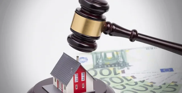 Kαταγγελίες για τα Ειρηνοδικεία: “Χάνουν τα σπίτια τους με πλειστηριασμούς στους διαδρόμους”