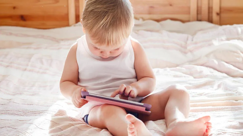 Έρευνα: Τα παιδιά που παίζουν με κινητά καθυστερούν να μιλήσουν