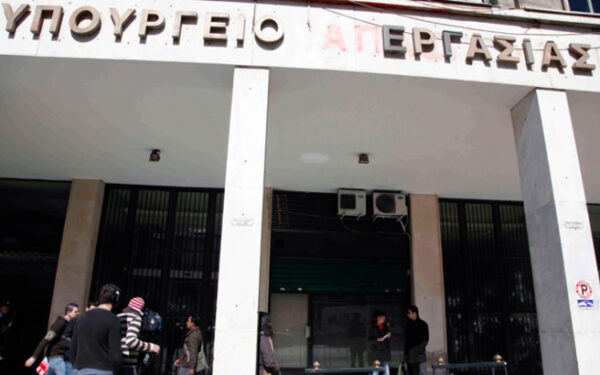 Ασφαλιστικές εισφορές 2017: “Καμία αλλαγή” λέει το Υπουργείο Εργασίας