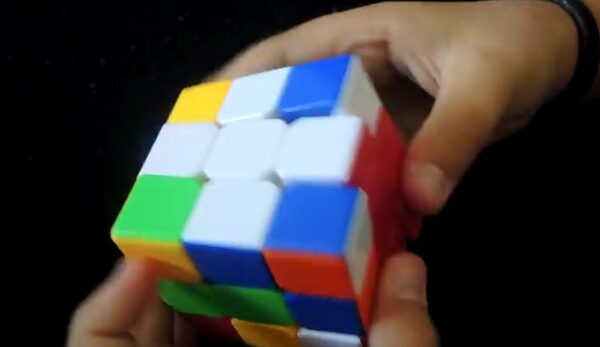 Μαθητής Δημοτικού σχολείου λύνει τον κύβο Ρούμπικ στο λεπτό! (Βίντεο)