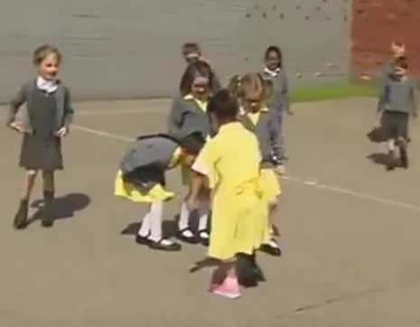 Συγκινητικό: H επιστροφή ενός παιδιού με πρόσθετο πόδι στο σχολείο (Βίντεο)