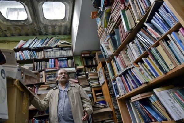 Μάζεψε 25000 βιβλία από τα σκουπίδια κι έφτιαξε βιβλιοθήκη για φτωχά παιδιά!