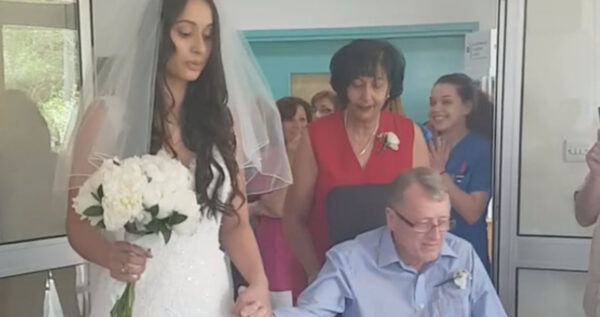 Συγκινητικό βίντεο: Πατέρας βαριά άρρωστος συνοδεύει την κόρη του στο γάμο της