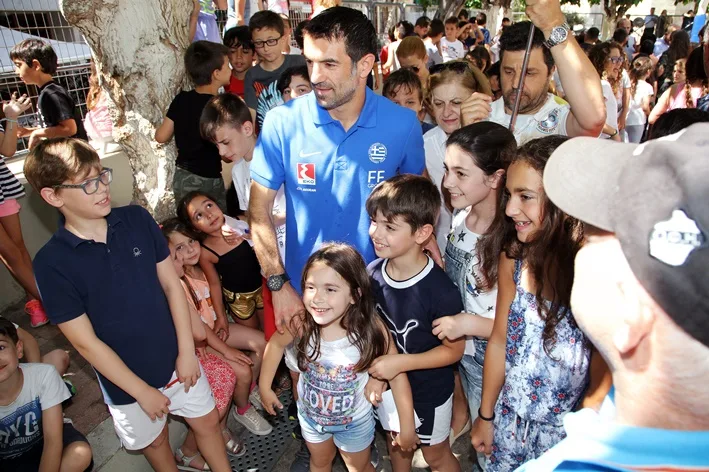 Η Εθνική του Euro 2004 δίπλα στους μαθητές του Ηρακλείου