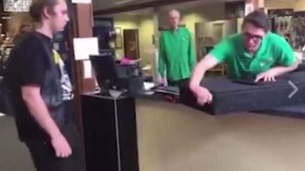 Ένας 16χρονος λαμβάνει το πιο όμορφο δώρο από τον πατέρα του που έφυγε από τη ζωή (Bίντεο)