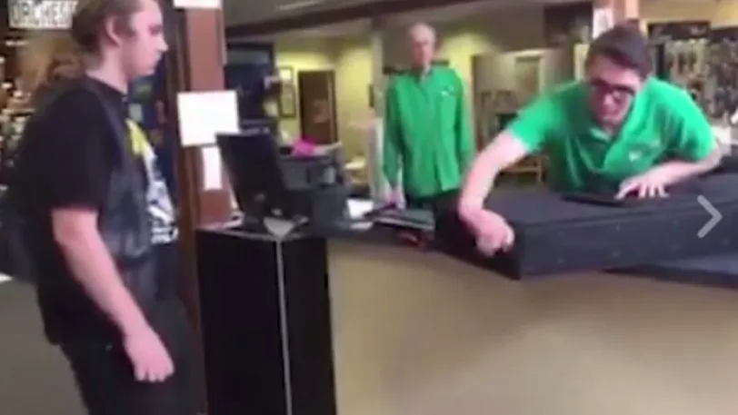 Ένας 16χρονος λαμβάνει το πιο όμορφο δώρο από τον πατέρα του που έφυγε από τη ζωή (Bίντεο)