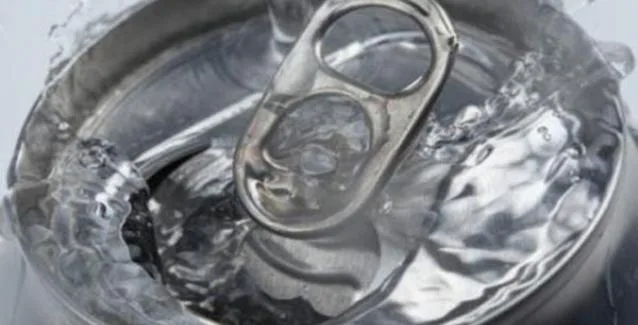 Δείτε τι σας συμβαίνει κάθε φορά που πίνετε έστω και ένα αναψυκτικό!