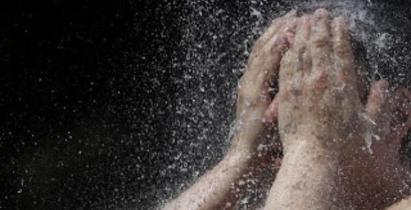 Ποιοι δεν πρέπει να κάνουν κρύο ντους με τον καύσωνα;