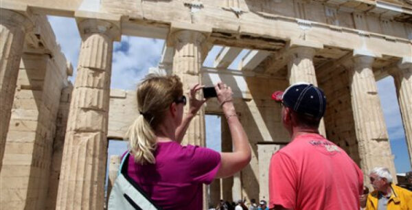 «Kaló taxidi!» εύχεται ο Economist, προβλέποντας ρεκόρ αφίξεων