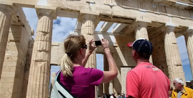 «Kaló taxidi!» εύχεται ο Economist, προβλέποντας ρεκόρ αφίξεων