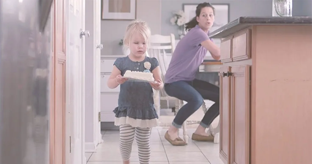 Μια κανονική μέρα από την οπτική της μαμάς και την οπτική του παιδιού (Βίντεο)