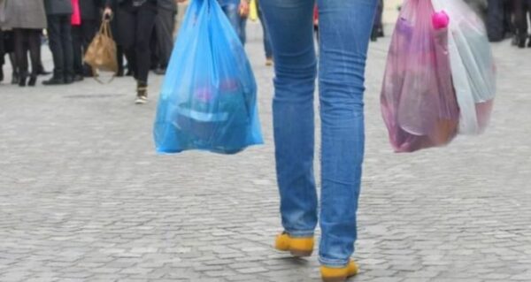 Τέλος η δωρεάν πλαστική σακούλα από το 2018