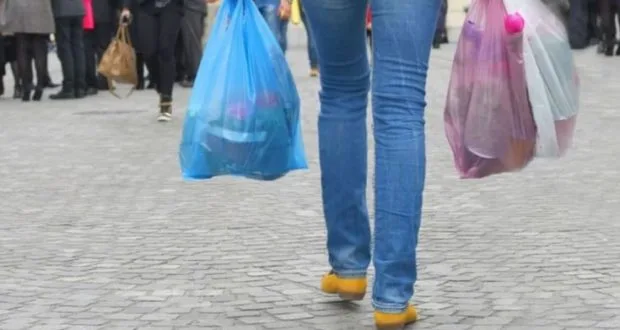 Τέλος η δωρεάν πλαστική σακούλα από το 2018