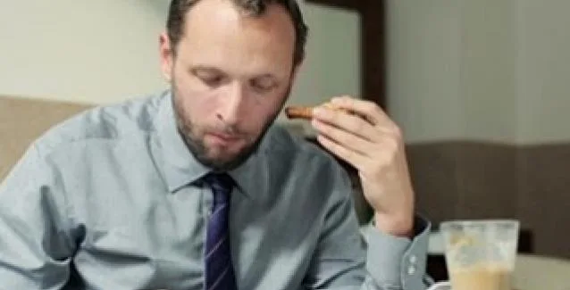 Δείτε γιατί το φως από κινητά και υπολογιστές ανοίγει την όρεξη!