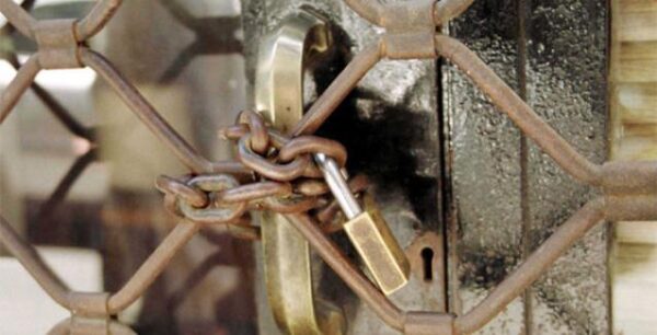 Κλειστό 1 στα 3 καταστήματα στο κέντρο της Αθήνας