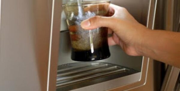 Κίνδυνος από τα παγάκια που φτιάχνει το ψυγείο