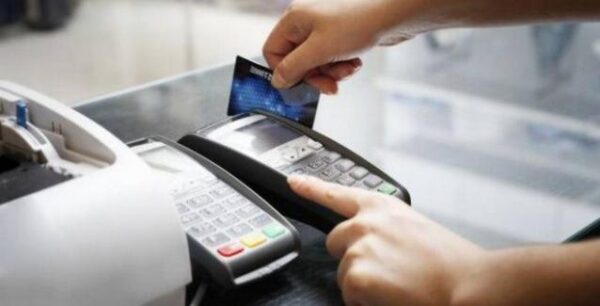 Χρησιμοποιείτε κάρτα για τις συναλλαγές σας; Νέο μέτρο που σας αφορά