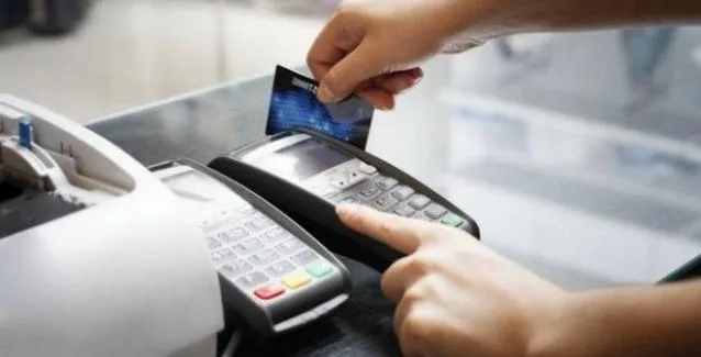 Χρησιμοποιείτε κάρτα για τις συναλλαγές σας; Νέο μέτρο που σας αφορά