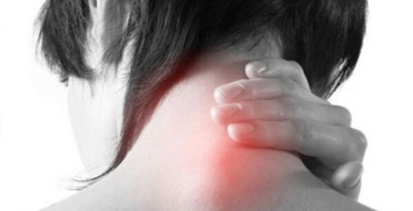 Ψύξη στον αυχένα: Τι είναι και τι πρέπει να κάνετε για να φύγει πιο γρήγορα ο πόνος