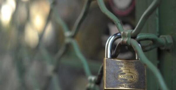 Τα λουκέτα σαρώνουν την αγορά: Ποιές επιχειρήσεις κατεβάζουν ρολά