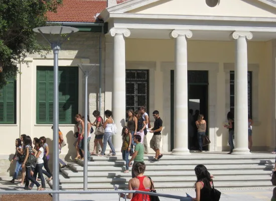 Δεν υπάρχει θέμα επαναφοράς της «βεβαίωσης παροχής υπηρεσιών» στα ΑΕΙ