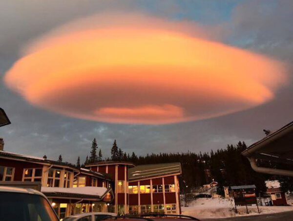 Δείτε το «ορθογώνιο Φεγγάρι» – Ένα περίεργο θέαμα στον ουρανό