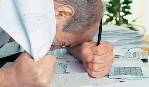 Φόροι και ασφαλιστικές εισφορές ισοπέδωσαν τη μεσαία τάξη