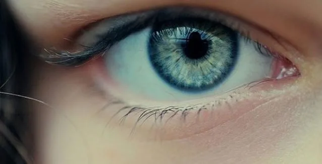 Τρεις κακές συνήθειες που καταστρέφουν τα μάτια σας