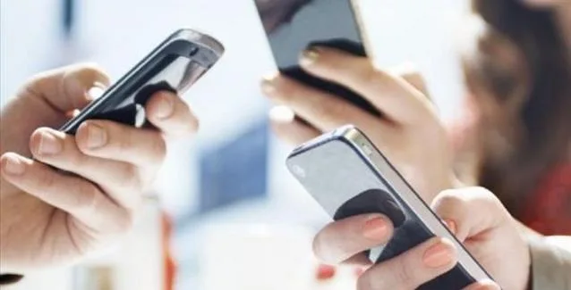 Έρευνα: Η συχνή χρήση κινητού από τους εφήβους υπεύθυνη για ανθυγιεινή διατροφή και αύξηση βάρους