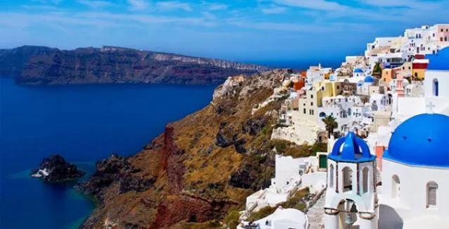 Απάντηση σε ανακριβείς δηλώσεις περί δωρεάν φιλοξενίας για τους αναπληρωτές στη Σαντορίνη.