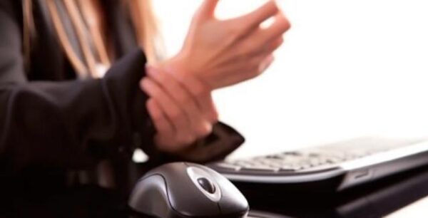 Σύνδρομο καρπιαίου σωλήνα: Πόσο κινδυνεύετε από το κινητό