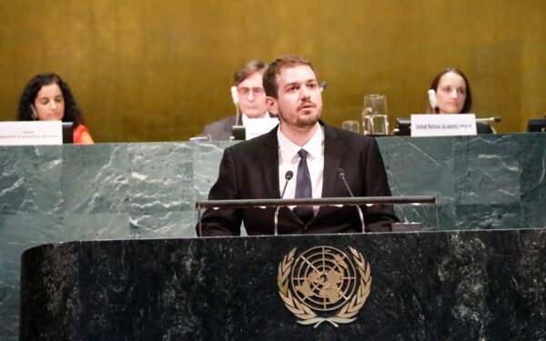 Ενας Eλληνας πολύγλωσσος στον ΟΗΕ μέσω Πεκίνου