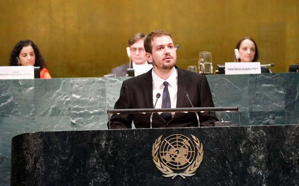 Ενας Eλληνας πολύγλωσσος στον ΟΗΕ μέσω Πεκίνου