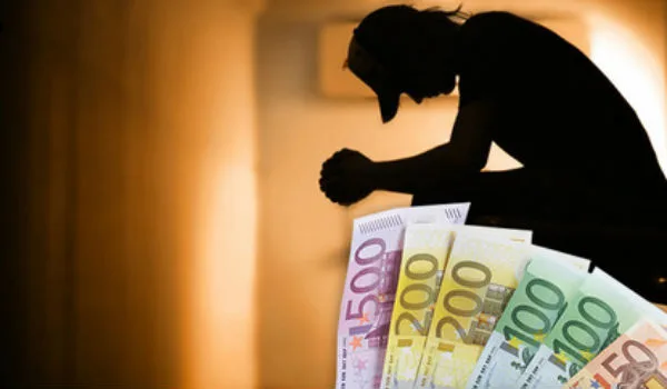 Χιλιάδες οικογένειες χάνουν απαλλαγές φόρων και επιδόματα