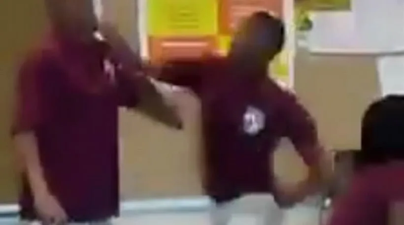 Μαθητής λυκείου κάνει «τόπι στο ξύλο» τον καθηγητή του μέσα στην τάξη (Βίντεο)