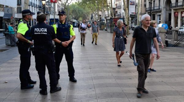 Βαρκελώνη: Ακόμα δεν έχουν βρει τον οδηγό του βαν που σκότωσε 13 και τραυμάτισε 126