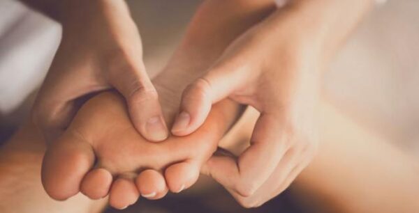 Πώς η καμάρα των ποδιών ευθύνεται για τους πόνους στη μέση